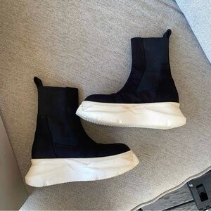 RICK OWENS DRKSHDW Gethsemane Beatle Abstract
Boots 'Black Milk'